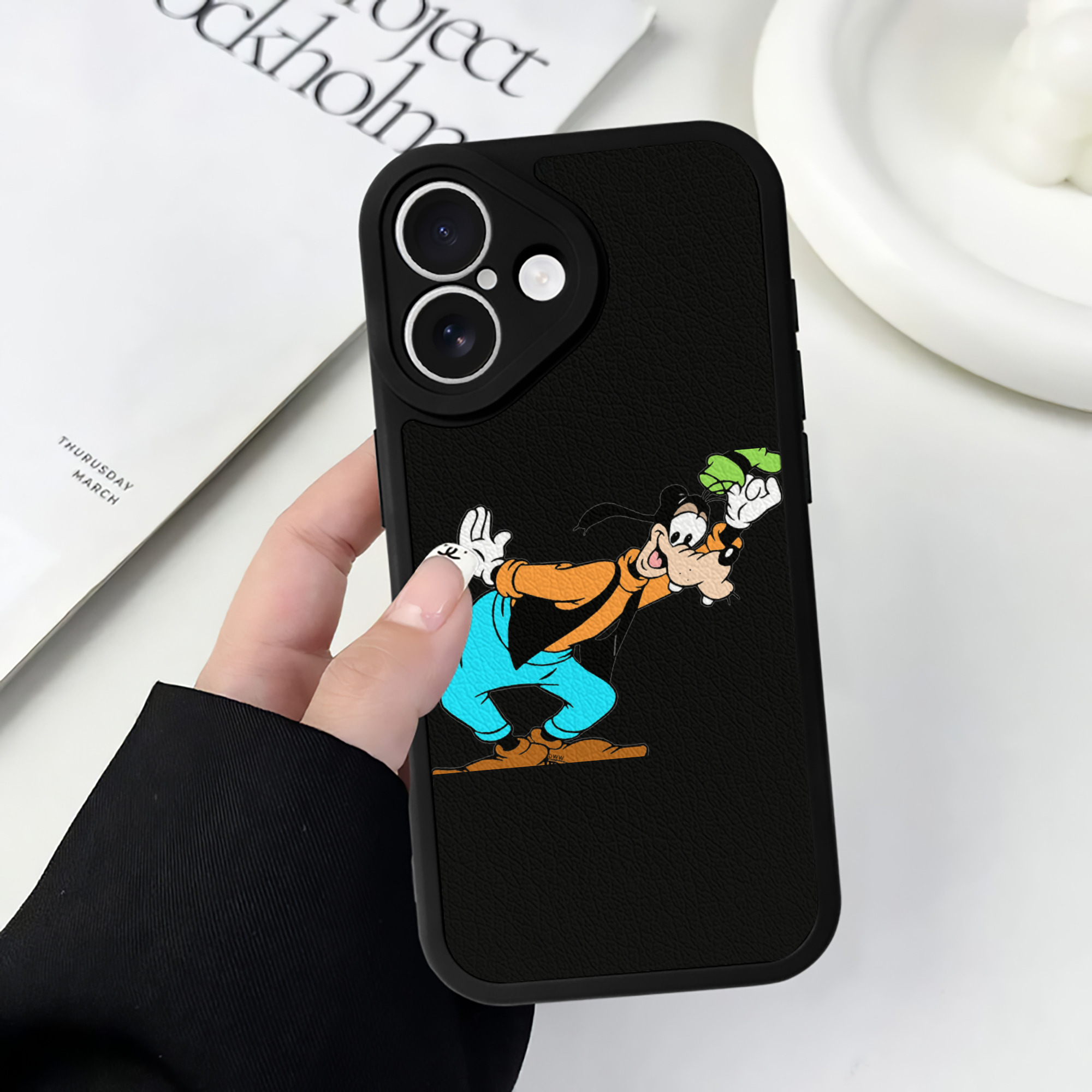 （画像用） ミッキーマウス Mickey Mouse 【iPhone 16シリーズ対応】シリコンスマホケース（レザー調） 材質：シリコン